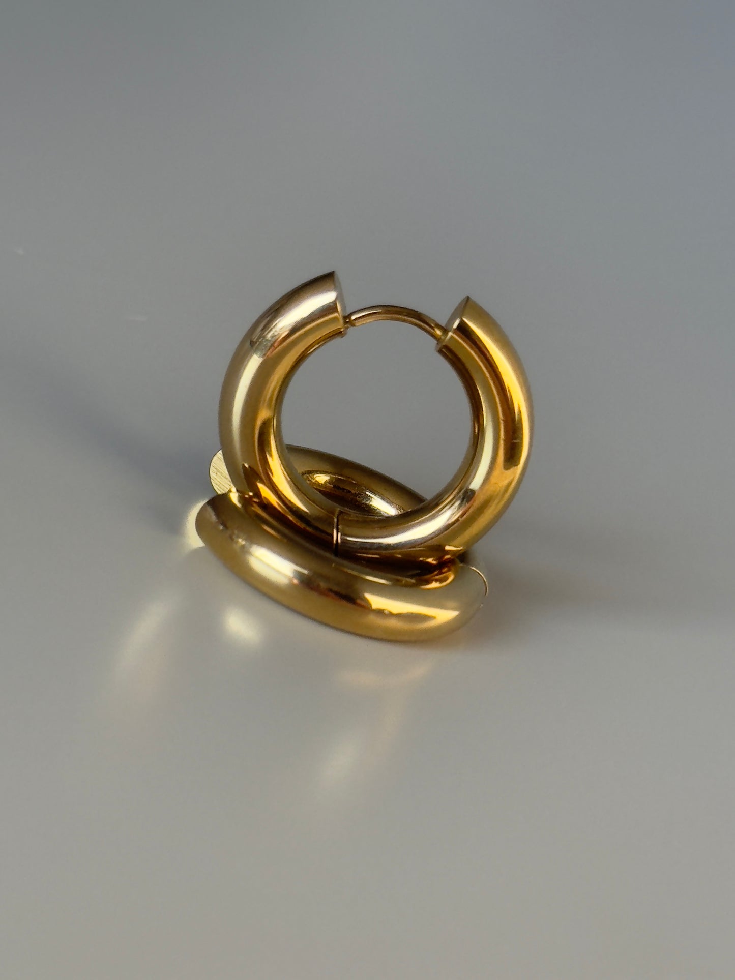 HOOP, ÖRHÄNGE, smycken, guldpläterade smycken, ani jewels, mockberg. akind. guldfynd. linjer, sparv, alora, house of nori